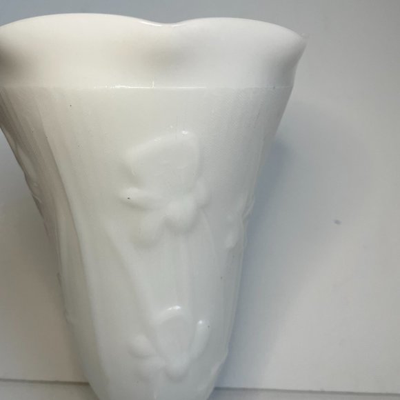 Vintage Jeannette Milk Glass Herringbone Irises Pattern Footed Vase 9” Great - Picture 4 of 8